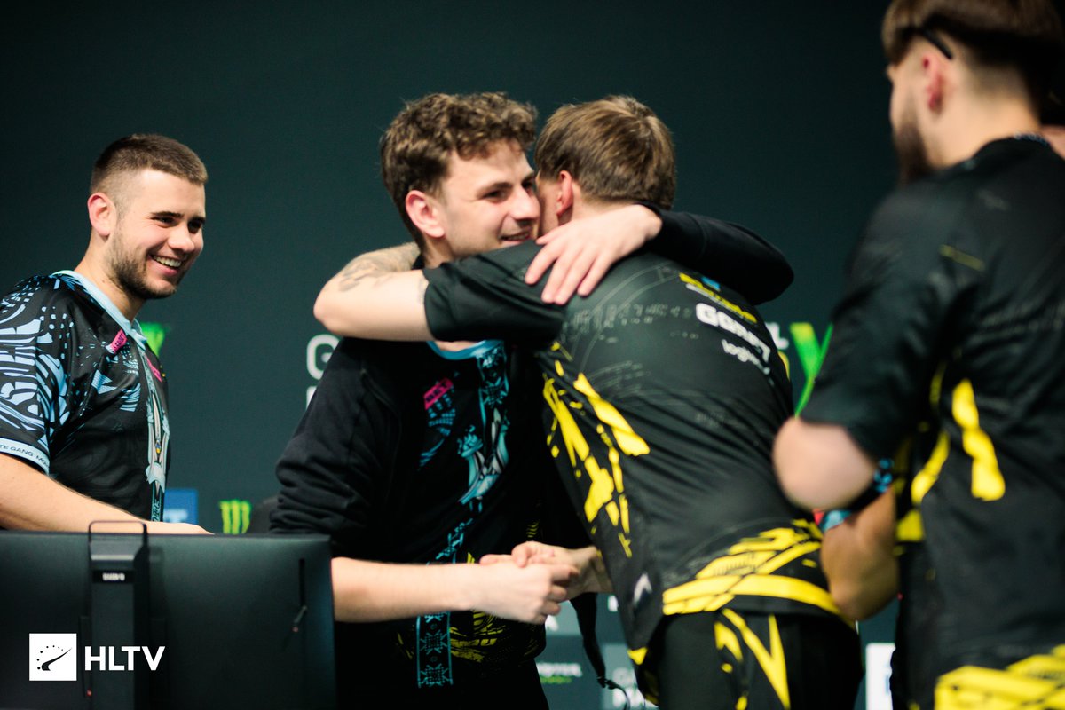 HLTVorg's tweet image. Putting aside their past differences 🤗
@s1mpleO @woro2k 

📸 @theMAKKU | #ESLProLeague