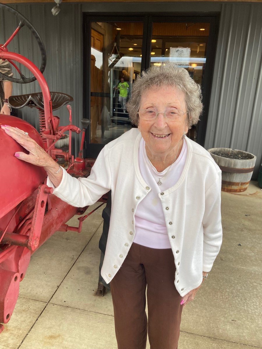 ForestGlenHC's tweet image. Residents went on an adventure to The Farmer's Daughter in Urbana for breakfast. The cinnamon rolls were fresh from the oven and big enough to feed our entire crew! #TrilogyLiving #outingfun