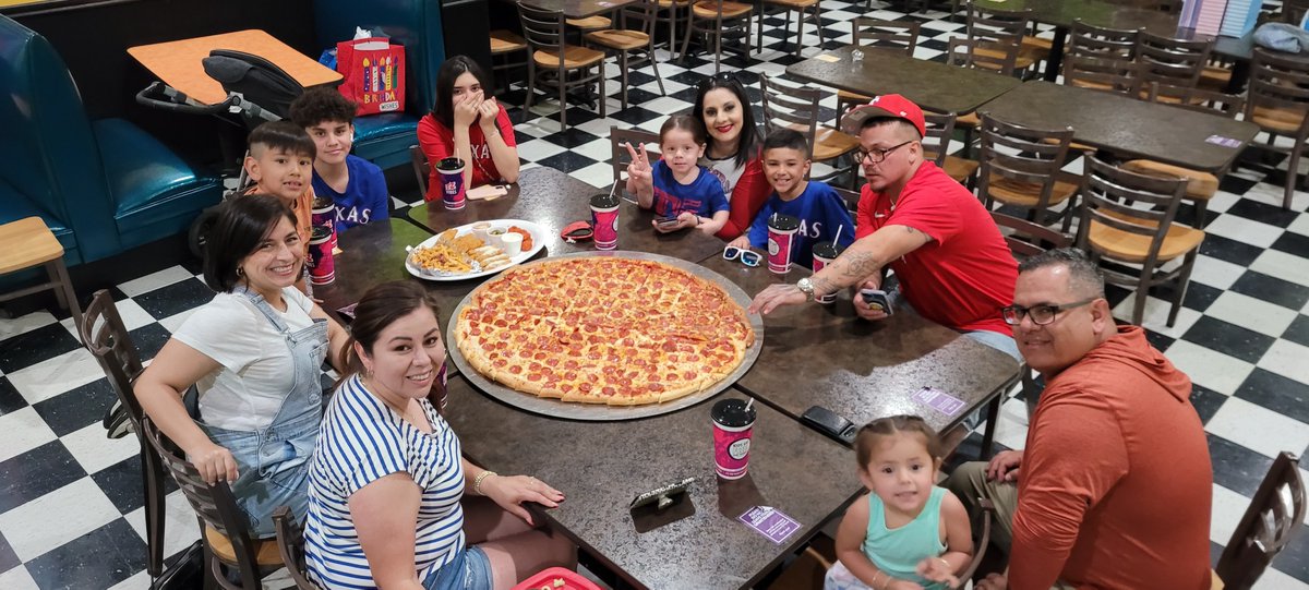 itzfamily's tweet image. Bring your family together for a delicious experience at iT'Z! Our legendary pizza will make your family time special. Come join the fun! 🍕🎉 #FamilyFun #EpicPizza #iTZFun