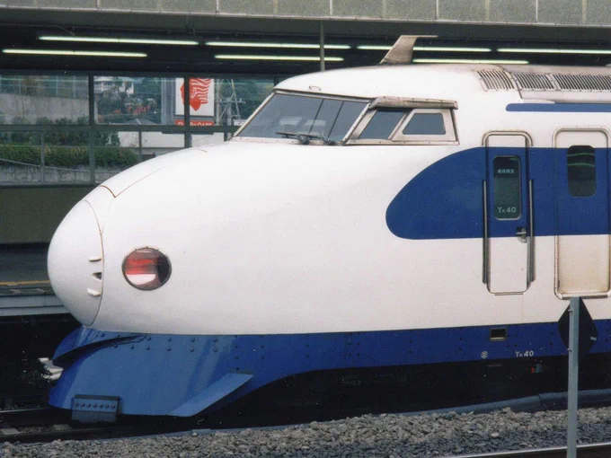 おはようございます10月1日の日曜日です本日は、1964年に東海道新幹線(東京駅～新大阪駅間)が開業した日。0系車両の営業運転開始航空機に範をとった丸みのある先頭形状と、青・白塗り分けのスマートかつ愛嬌のある外観を備える。個人的には一番大好きな新幹線です今日も良い一日を 