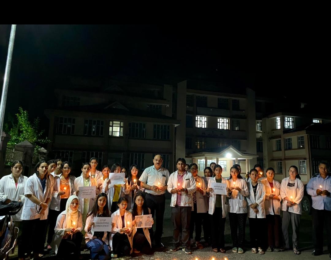 Saritath2341997's tweet photo. War is psychotic;Peace is patriotic. 
Students in Himachal Pradesh along with our Respected Principal Sir extending deep condolence for the two innocent departed soul and praying for Peace in #Manipur
#ManipurUnrest #ManipurIsBurning 
#PeaceNotWar https://t.co/XpNtM2sVTL