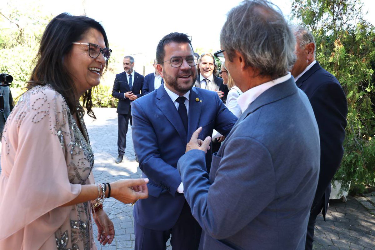 perearagones's tweet photo. El Mercat de Flor sempre ha format part del meu paisatge, el del Maresme. El vostre ofici contribueix a fer més feliç i bonica la vida de les persones. Gràcies @mercatflor pel vostre compromís i la feina feta, i enhorabona per aquests 40 anys! https://t.co/mnx9SmkfdT