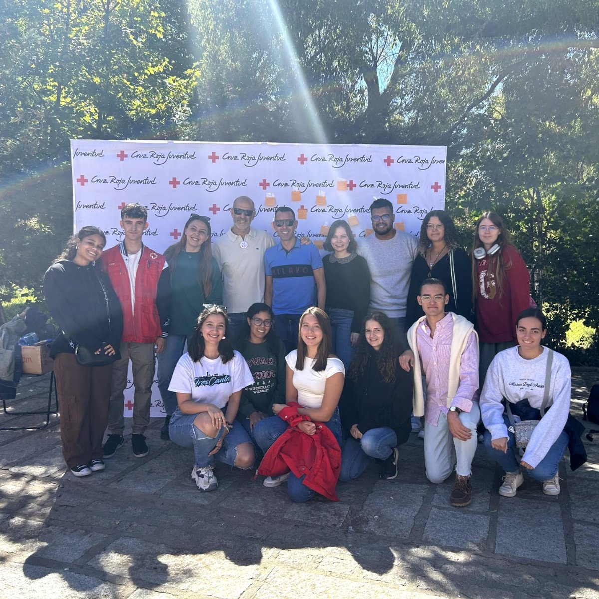CruzRoja_CdManz's tweet photo. Cruz Roja Juventud! ✨
El equipo de CRJ disfrutó mogollón de la #FeriadeProyectos organizada en San Lorenzo del Escorial es pasado fin de semana, donde conocieron todos los proyectos de Cruz Roja Juventud y cogieron un montón de nuevas ideas que llevar a cabo en la asamblea. https://t.co/r0JJHH3uAP