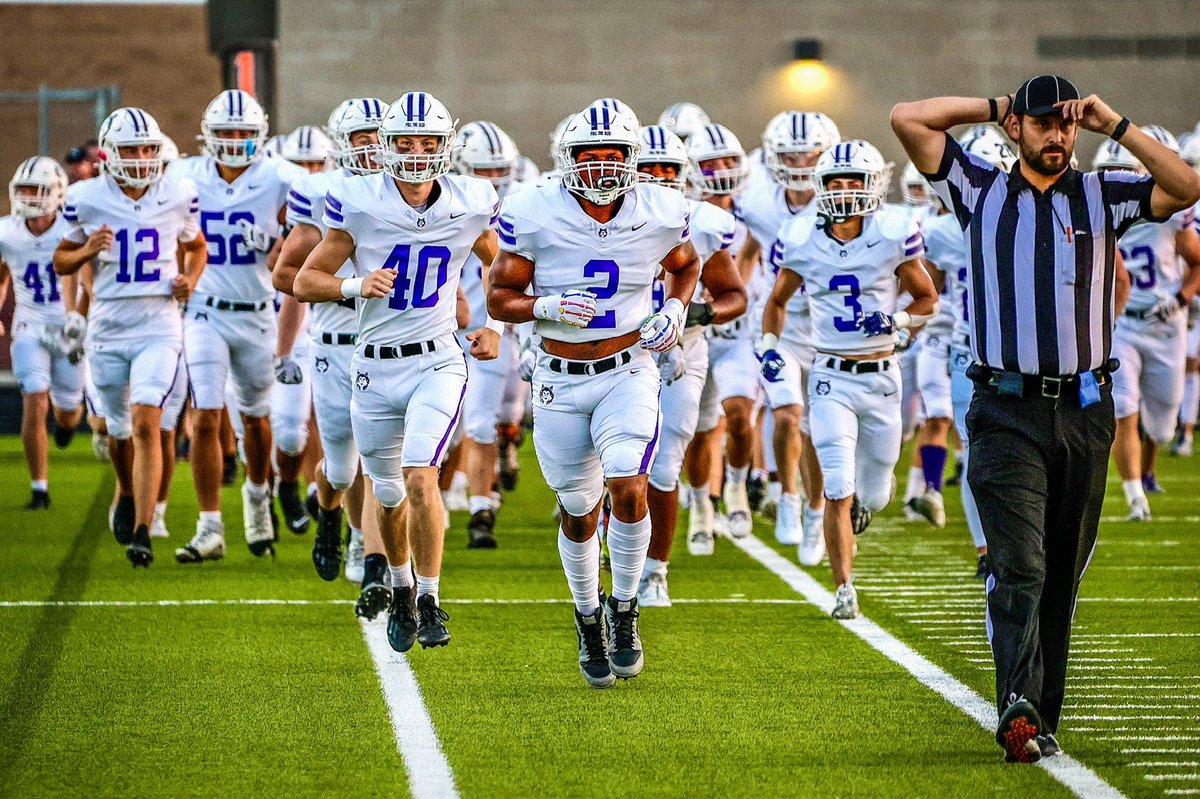 Friday night lights x2… first up for <a href="/810varsity/">810 Varsity</a> was the first half of <a href="/BVNW_Football/">Husky Football</a> visiting <a href="/BVWFOOTBALL/">BVW Football</a> 

Full gallery here:  bayscreek.photoshelter.com/gallery/2023-0…