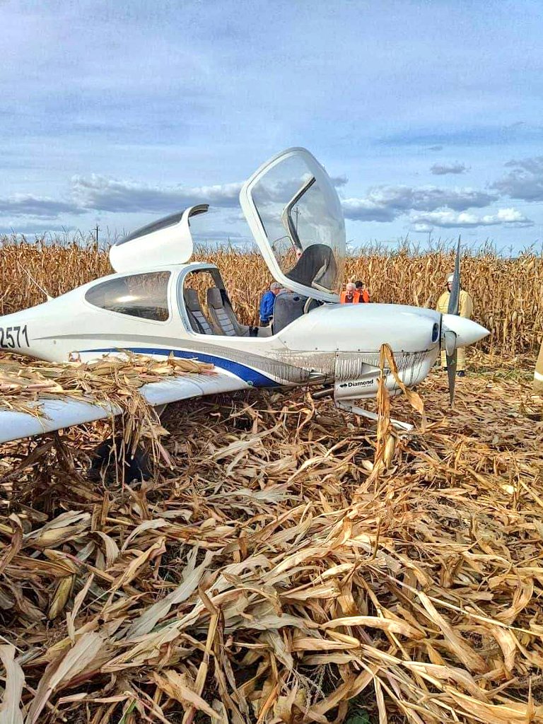 ivancp25's tweet image. #AterrizajeDeEmergencia de #Diamond40 #DA40 (RA02571), de la Escuela de Pilotos "Buguruslan Flight School of Civil Aviation", en vuelo de instrucción. Lograron aterrizar en #Zavyalovka, #Orenburg, #Rusia tras pérdida de potencia del motor. Instructor y alumno, ilesos. 27-09-23