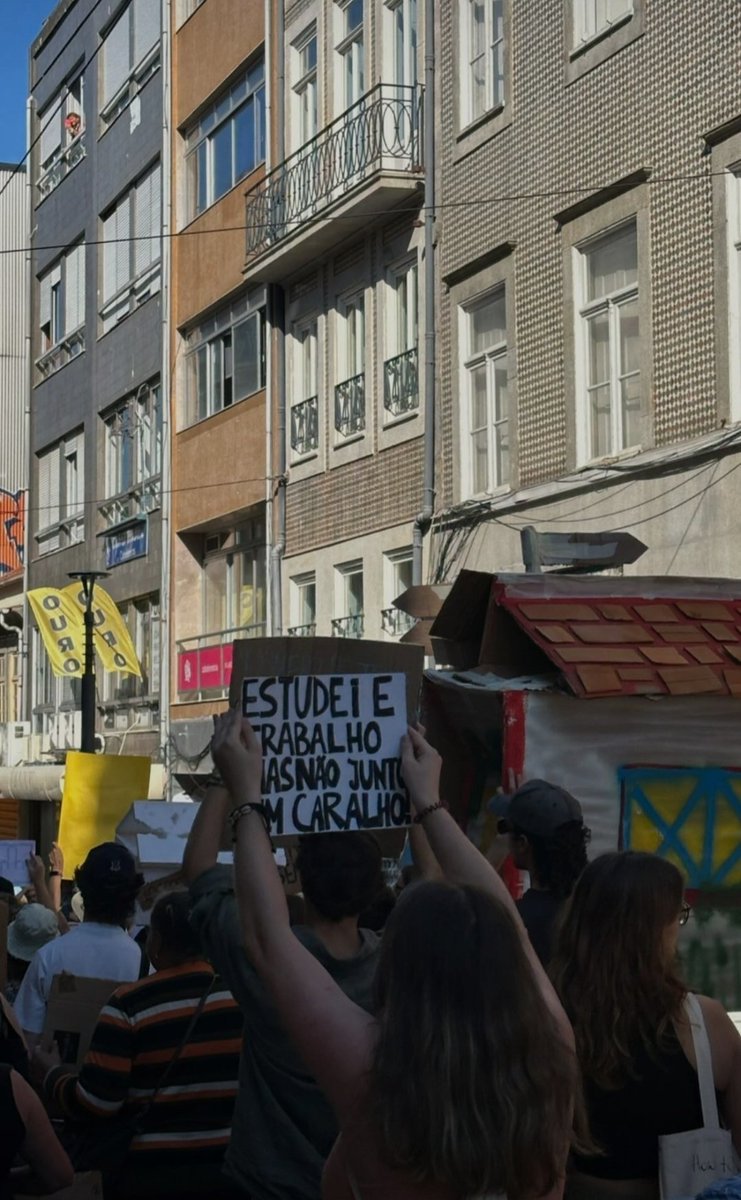 "Estudei e trabalho, mas não junto um caralho"