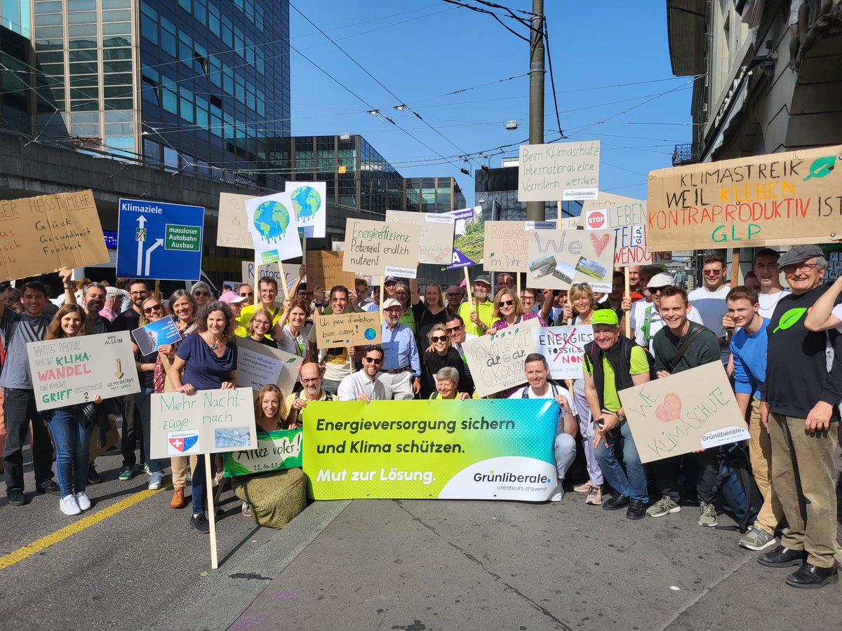 Wir alle waren heute an der #Klimademo und haben für mehr Klimaschutz und eine sichere #Energieversorgung demonstriert! Wähle am 22. Oktober die Grünliberalen ins Parlament für mehr #MutzurLösung beim Klimaschutz!
