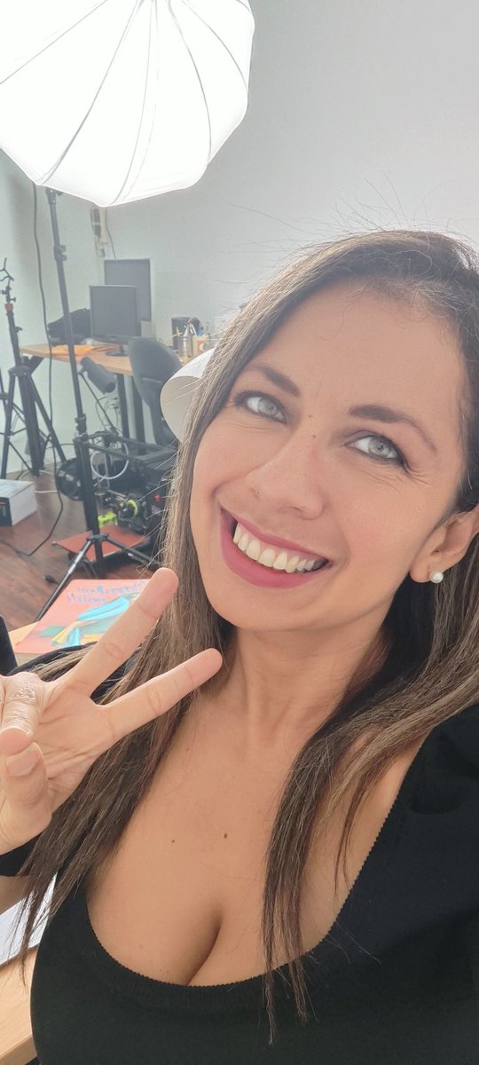 KarlaGarciaLoor's tweet photo. I'll be back 😎
Hay días y días, pero la única opción siempre será: parar, pegarse una lloradita, aprender, sonreír y continuar.
Día de grabación para tik toks de Banco P. https://t.co/Nl9dzpfvcT