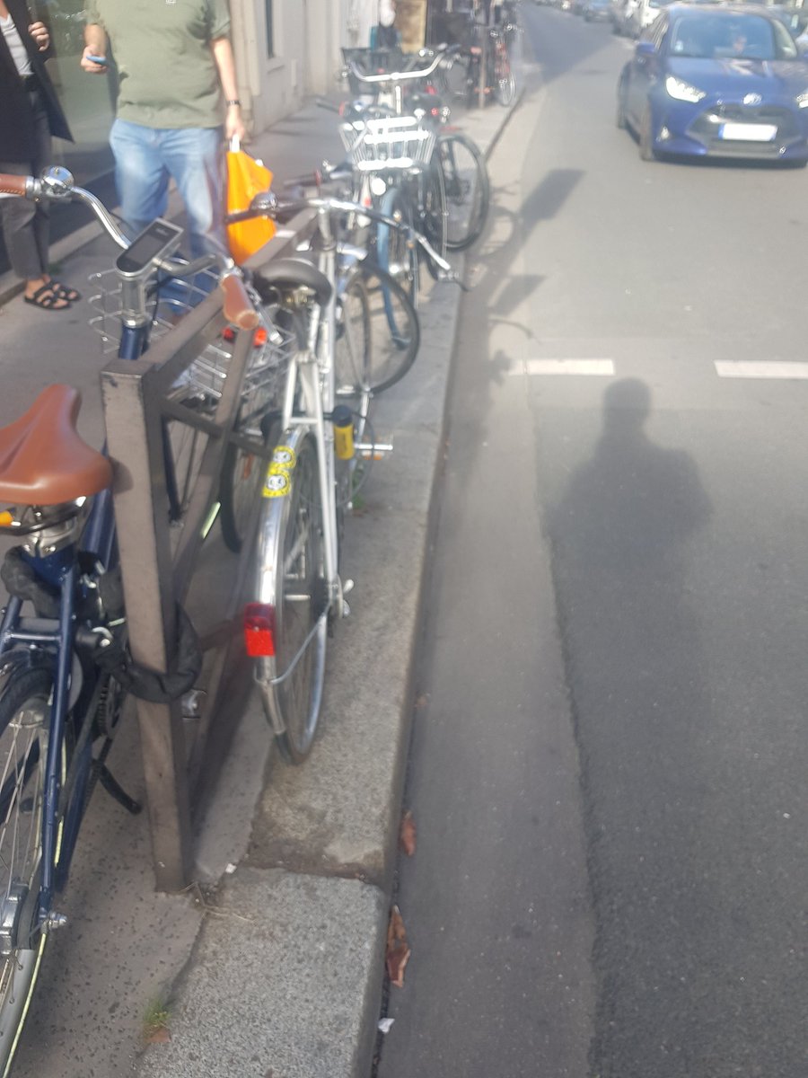 Mairie de <a href="/Paris/">Paris</a>, ça serait sympa que vous fassiez un réel effort sur les systèmes d'attache pour accompagner les usages que vous avez initiés. 
Dans certains quartiers, attacher un vélo est devenu presque impossible (ici Sèvres Babylone).