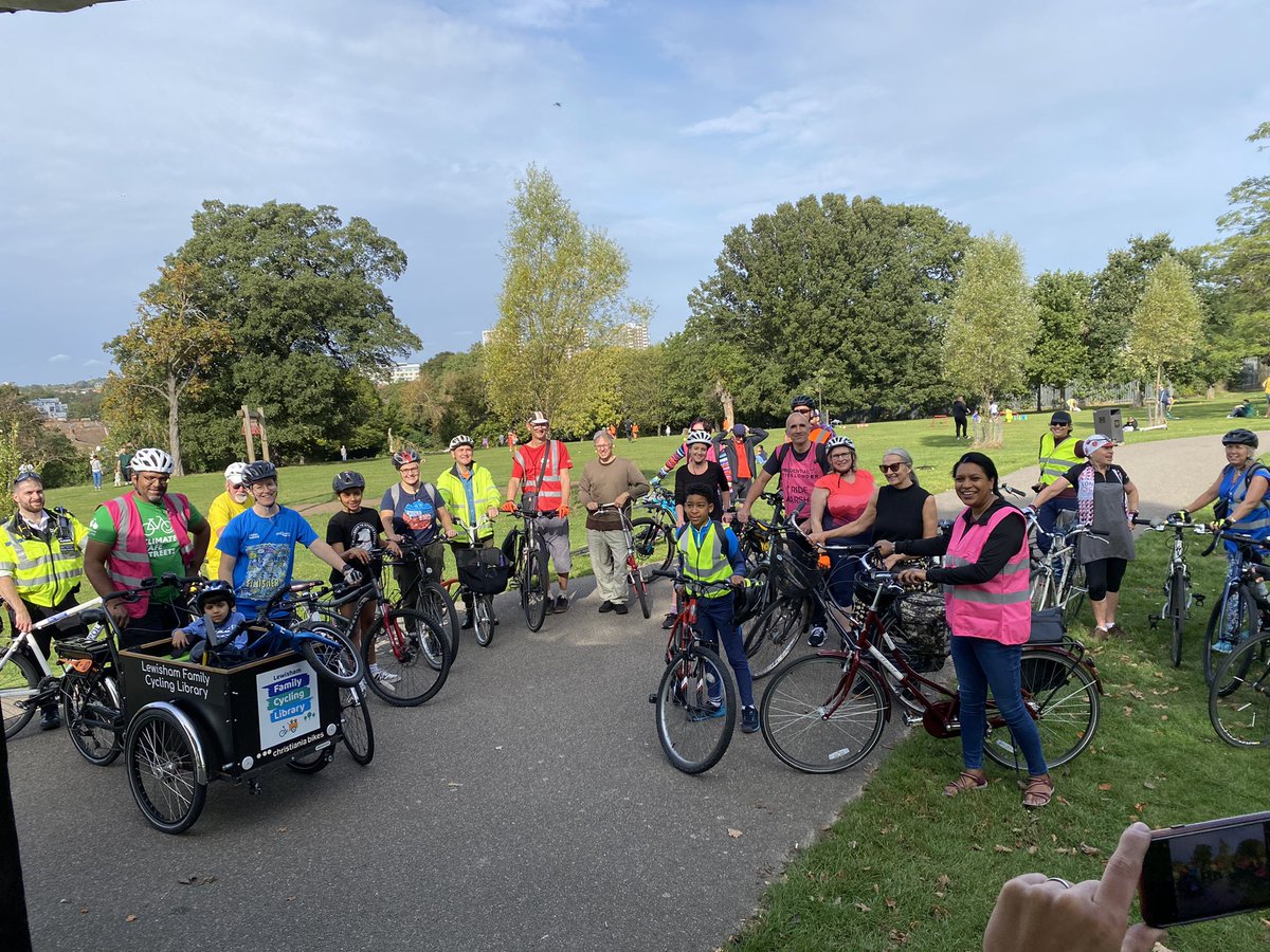 MPSLewisham's tweet image. #Bikemarking 🚲

Fantastic turnout for the community cycle today in #MountsfieldPark with @JanetDaby &amp;amp; @lewicyclists 

5️⃣2️⃣ bikes marked thanks to all who attended