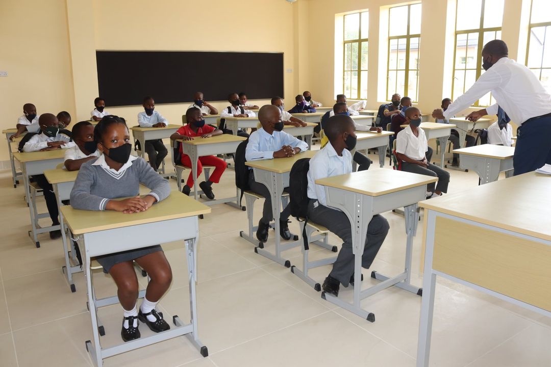 AfricaFactsZone's tweet image. Happy Independence Day Botswana 🇧🇼

Before independence, Botswana was the world's second poorest country. Today, it's an upper middle-income economy.

It had a low literacy rate with only 11 graduates and no university. Citizens contributed to build a university with the second…