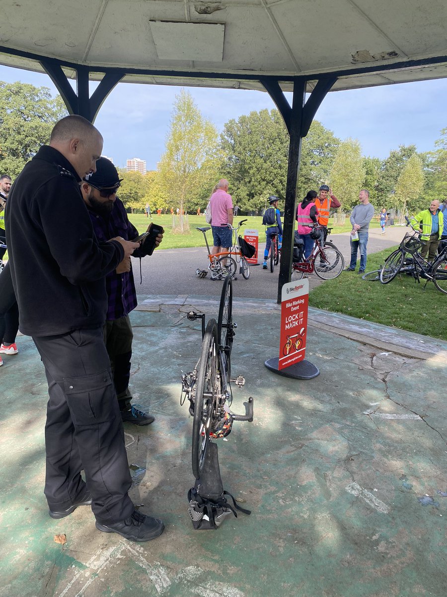 MPSLewisham's tweet image. #Bikemarking 🚲

Fantastic turnout for the community cycle today in #MountsfieldPark with @JanetDaby &amp;amp; @lewicyclists 

5️⃣2️⃣ bikes marked thanks to all who attended