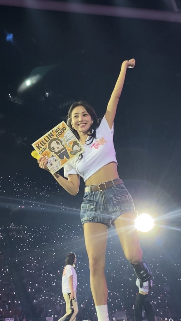 The art vs the artwork hold by JIHYO!!
Im so happy and dead at the same time 💀🧡
#TWICE_5TH_WORLD_TOUR_in_BULACAN  #JIHYO  #TWICEinPH #TWICEINBULACAN