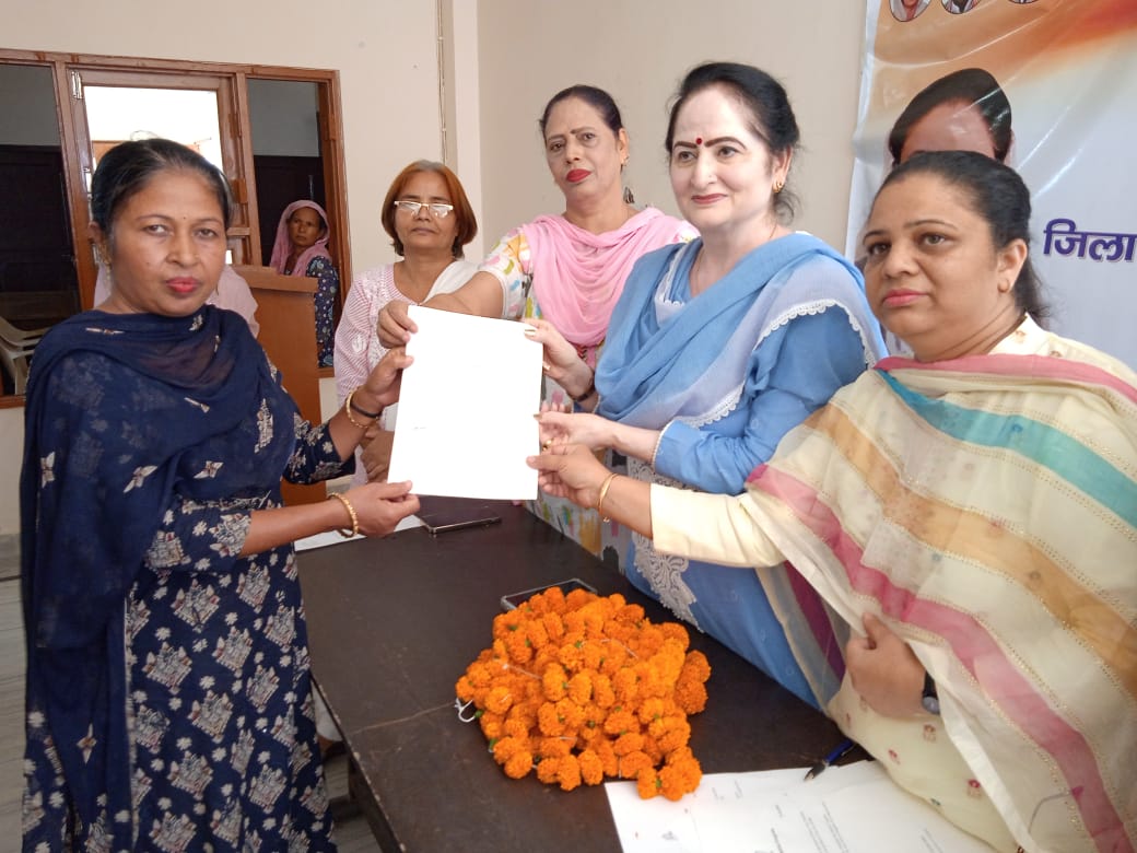 HaryanaPMC's tweet photo. आज HPMC अध्यक्ष @Sudhabhardwaj जी की अध्यक्षता में #करनाल मे नवजोत कश्यप जिला अध्यक्ष ग्रामीण के नेतृत्व में महिला कांग्रेस जिला कार्यकारिणी का विस्तार किया गया
हम #MahilaCongress मे सभी पदाधिकारी के उज्जवल भविष्य की कामना करते हैं
#NettaDSouza https://t.co/LmdqBZ1Wip
