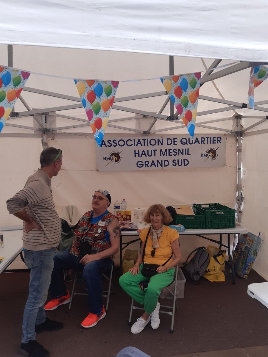 Présents, cet après-midi, à la fête du quartier #Messier organisée par l'association #HautMesnil Grand Sud.
Ambiance musicale et coloriages pour les enfants du quartier.
