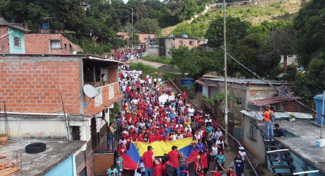 NicolasMaduro's tweet photo. Mis hermanas y hermanos de la parroquia Paracotos, municipio Guaicaipuro del estado Miranda, salieron a las calles a ratificar su compromiso con el país y el futuro de todas y todos. ¡Pueblo noble, sigan en unidad para garantizar la Paz! https://t.co/3iwNB80z9k