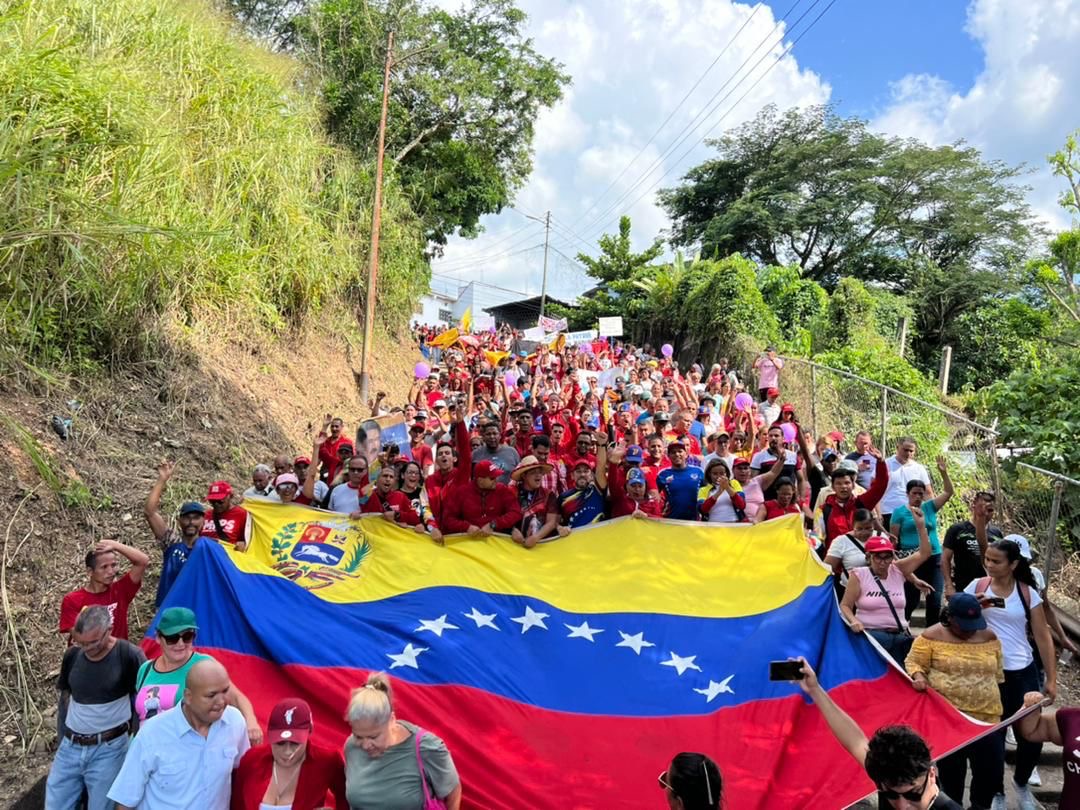 NicolasMaduro's tweet photo. Mis hermanas y hermanos de la parroquia Paracotos, municipio Guaicaipuro del estado Miranda, salieron a las calles a ratificar su compromiso con el país y el futuro de todas y todos. ¡Pueblo noble, sigan en unidad para garantizar la Paz! https://t.co/3iwNB80z9k