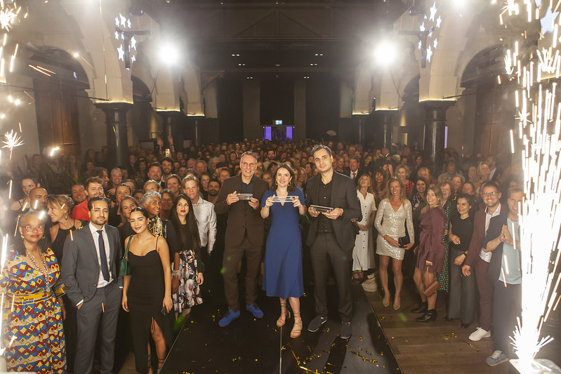 Het Kinderboekenbal 2023! Een avond met een Gouden randje. De Gouden Griffel en het Gouden Penseel werden overhandigd. Ook werden de eerste exemplaren van het Kinderboekenweekgeschenk en het Prentenboek uitgereikt. Benieuwd naar alle foto's? Ga naar flickr.com/photos/cpnb/al…