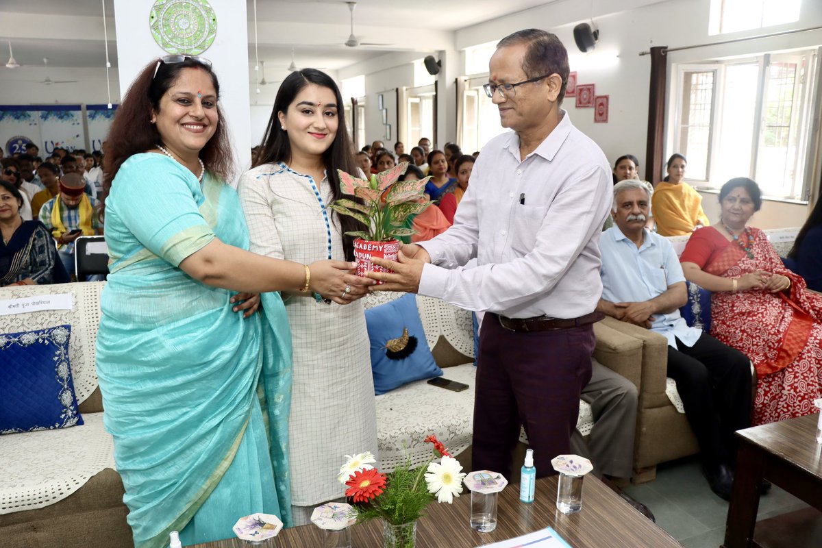 vidushi_nishank's tweet photo. Paryavaran Prehari Samman ~ 2023
On the occasion of Gandhi Jayanti, third Environment Sentinel Award Ceremony was organized today.
Shri Chandan Singh Rawat, Chief Environment Officer, Uttarakhand Pollution Control Board was the esteemed chief guest of the ceremony. https://t.co/14E0APtXcC