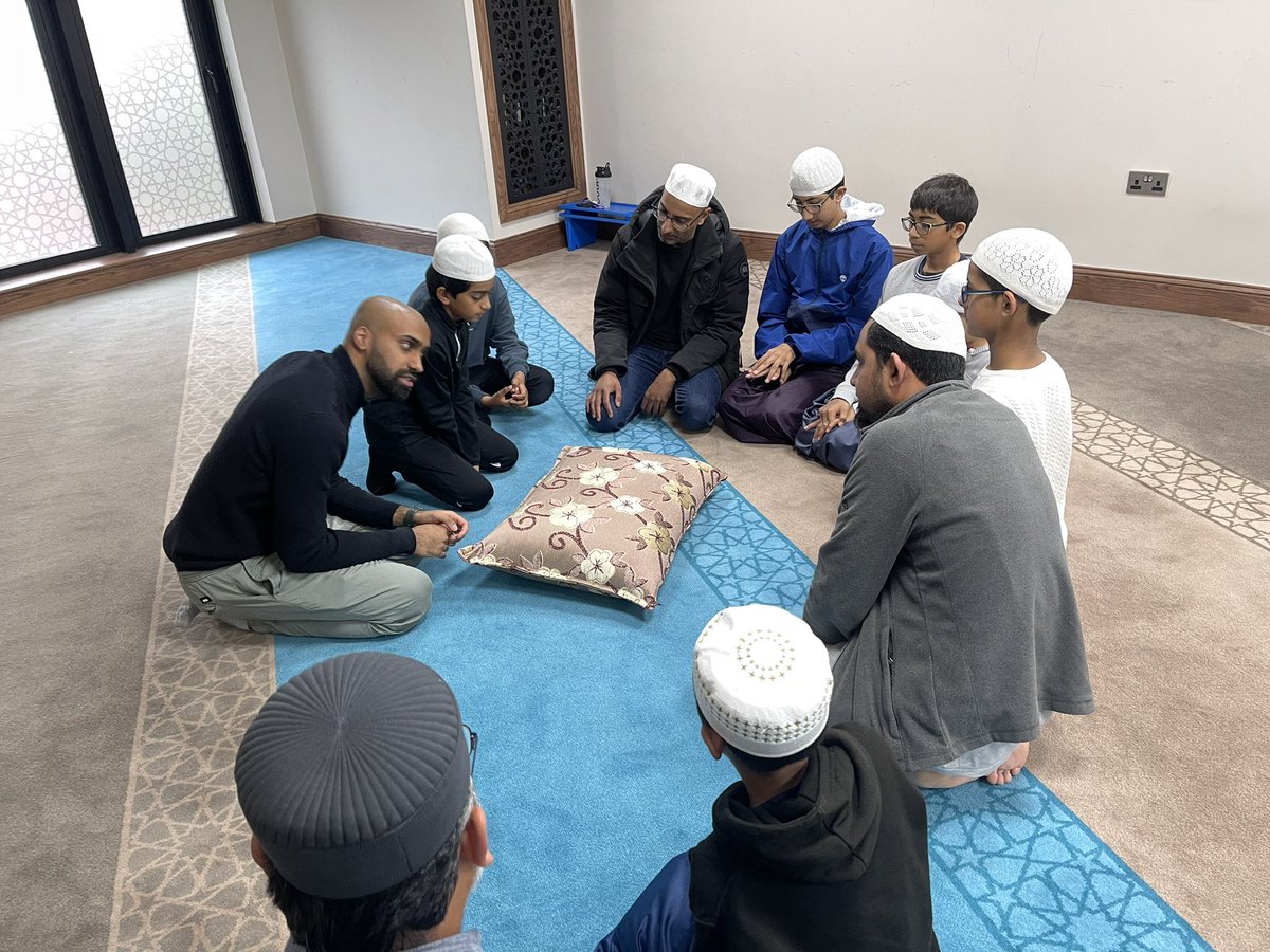 faransandhu's tweet photo. It's heartening to witness the eagerness of young boys at @Masjidesalaam49, learning essential life-saving skills during the Lifesavers event organized by @BritishIMA Proud to be part of this initiative to empower our community with basic life support knowledge.#Lifesavers 🙌🏥🌟 https://t.co/rHD8ImjHfF