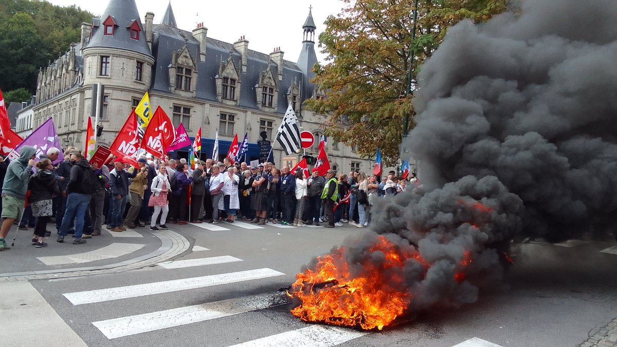 salutlescocos's tweet image. Forte mobilisation pour la réouverture des Urgences à #Carhaix devant la #prefecture du #Finistère à #Quimper la catapulte ressortit, des tensions avec les forces de l'ordre #Resistance