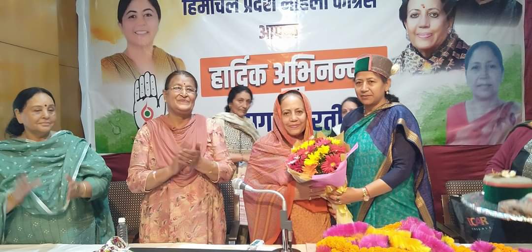 आज प्रदेश कांग्रेस कार्यालय राजीव भवन शिमला मे महिला कांग्रेस की बैठक की अध्यक्षता करते हुए, इस बैठक में राज्य कार्यकारिणी के सदस्यों,जिला अध्यक्ष व ब्लॉक अध्यक्षों ने  हिस्सा लिया। इस बैठक में भिन्न भिन्न मुद्दों पर चर्चा की गई ।। <a href="/HimachalPMC/">Himachal Pradesh Mahila Congress</a> <a href="/MahilaCongress/">All India Mahila Congress</a> <a href="/INCHimachal/">Himachal Congress</a>