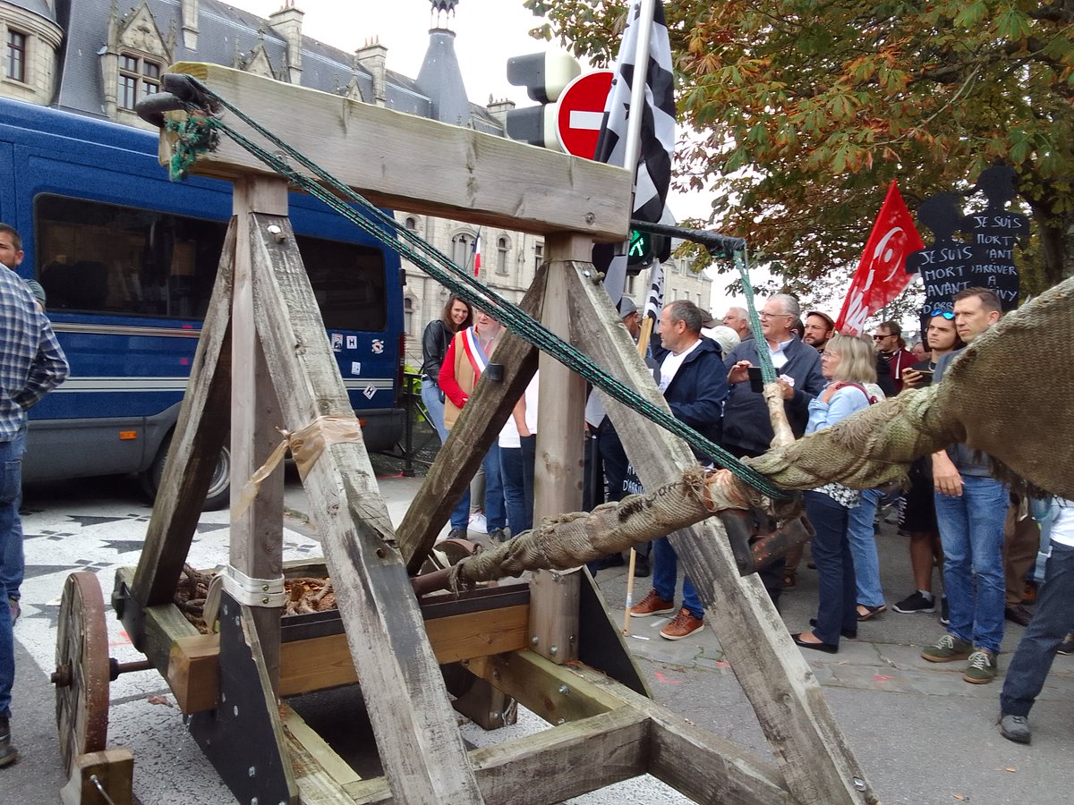 salutlescocos's tweet image. Forte mobilisation pour la réouverture des Urgences à #Carhaix devant la #prefecture du #Finistère à #Quimper la catapulte ressortit, des tensions avec les forces de l'ordre #Resistance