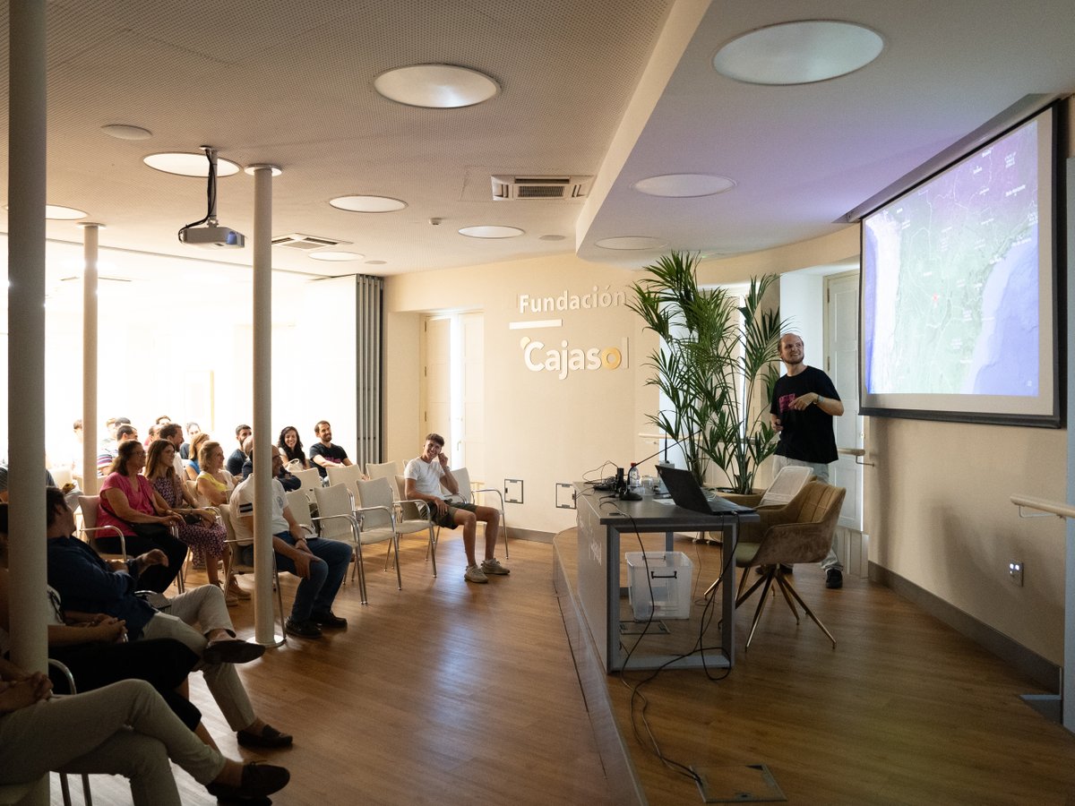 Cajasol's tweet photo. Un año más hemos participado en la ‘Noche Europea de los Investigadores’ para descubrir el lado más humano de la investigación a través de un contacto directo con los propios expertos y expertas. 

Bajo el lema ‘Mujeres y hombres que hacen ciencia para ti’, más de 300 investigadores pertenecientes a distintas instituciones científicas han participado en las 120 actividades programadas para la ocasión.

Esta iniciativa, promovida por la Comisión Europea y organizada por 13 instituciones públicas coordinadas por @FDescubre es una gran herramienta para despertar vocaciones científicas en la juventud y potenciar la carrera investigadora como salida profesional.
