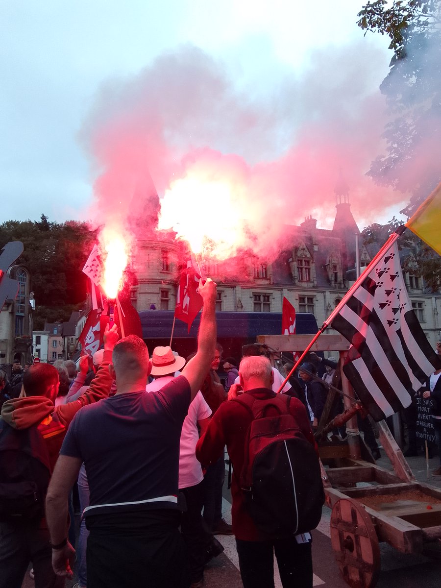 salutlescocos's tweet image. Forte mobilisation pour la réouverture des Urgences à #Carhaix devant la #prefecture du #Finistère à #Quimper la catapulte ressortit, des tensions avec les forces de l'ordre #Resistance
