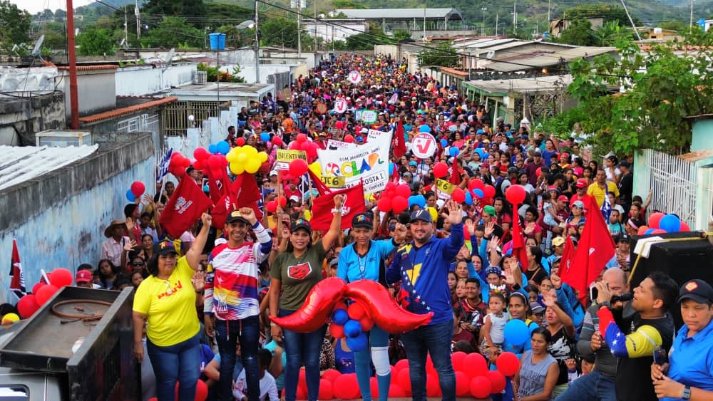 NicolasMaduro's tweet photo. Qué orgulloso me siento de ver a la comunidad "Bicentenario 1" de Upata, municipio Piar del estado Bolívar, movilizada, con la energía amorosa y solidaria, para luchar por la construcción del futuro de nuestra Patria. ¡Hermanos y hermanas, sigamos rumbo a la prosperidad! https://t.co/wMXsER5OwA