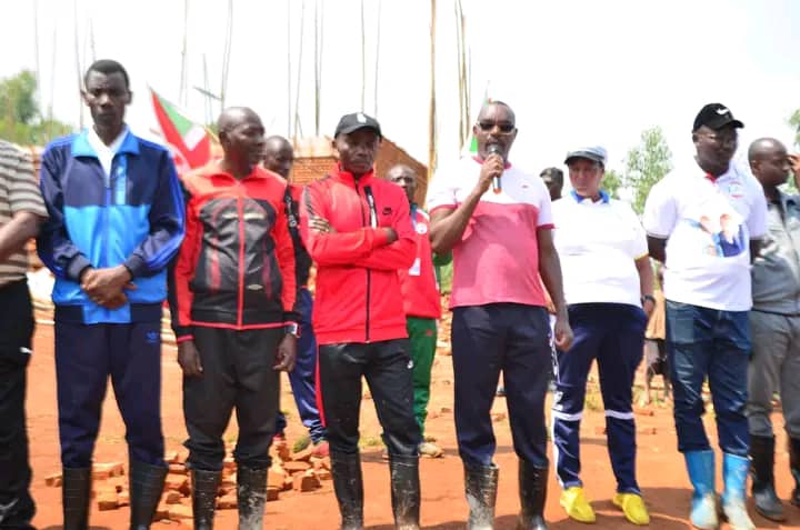 Vabagor's tweet photo. Kuri uno musi wa gatandatu  30/9/2023, nari n'akanyamuneza  aho  nari nasangiye  ikivi rusangi n'abenegihugu bo muri @MuramvyaProv  muri @CRutegama .Mwakoze ku  kanyamuneza  kenshi  mwanyakiranye. 
@NtareHouse  @BurundiGov  @ABPInfos https://t.co/MYBExSexQk