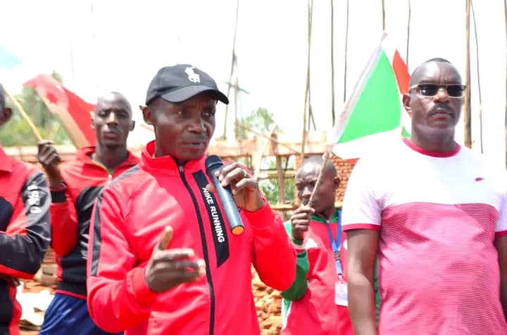 Vabagor's tweet photo. Kuri uno musi wa gatandatu  30/9/2023, nari n'akanyamuneza  aho  nari nasangiye  ikivi rusangi n'abenegihugu bo muri @MuramvyaProv  muri @CRutegama .Mwakoze ku  kanyamuneza  kenshi  mwanyakiranye. 
@NtareHouse  @BurundiGov  @ABPInfos https://t.co/MYBExSexQk