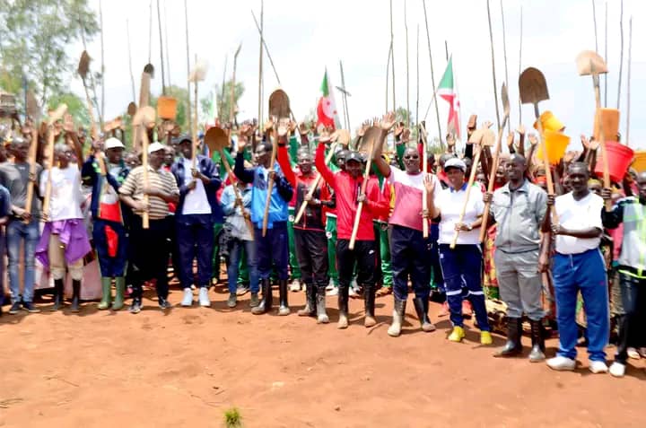 Vabagor's tweet photo. Kuri uno musi wa gatandatu  30/9/2023, nari n'akanyamuneza  aho  nari nasangiye  ikivi rusangi n'abenegihugu bo muri @MuramvyaProv  muri @CRutegama .Mwakoze ku  kanyamuneza  kenshi  mwanyakiranye. 
@NtareHouse  @BurundiGov  @ABPInfos https://t.co/MYBExSexQk