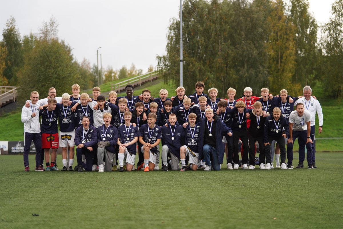 ACOulu's tweet photo. MEIDÄN JUNNUT VOITTI SM-HOPEAA🥳🥳 Mahtava taistelu tänään Heinäpäässä yli 350 silmäparin edessä! Mitali on seurahistorian ensimmäinen SM-mitali🥈
#ACOulu
#Oulu
#Laivastonsiniset
#Veikkausliiga
#ParastaSeuraa
#OleMukana
#JunnuFutis
#SMSarja https://t.co/BrZ2ASAslG