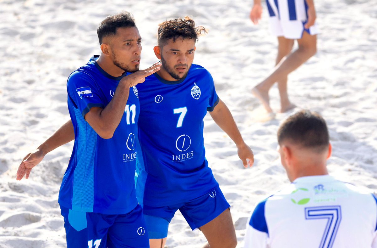 indeselsalvador's tweet photo. ¡𝘽𝙪𝙚𝙣 𝙩𝙧𝙖𝙗𝙖𝙟𝙤, 𝙚𝙦𝙪𝙞𝙥𝙤! 🫂🇸🇻🔝

#ConstruyendoElCamino #BeachSoccer #WorldWinners23 #Alghero https://t.co/pLyDFaatX3