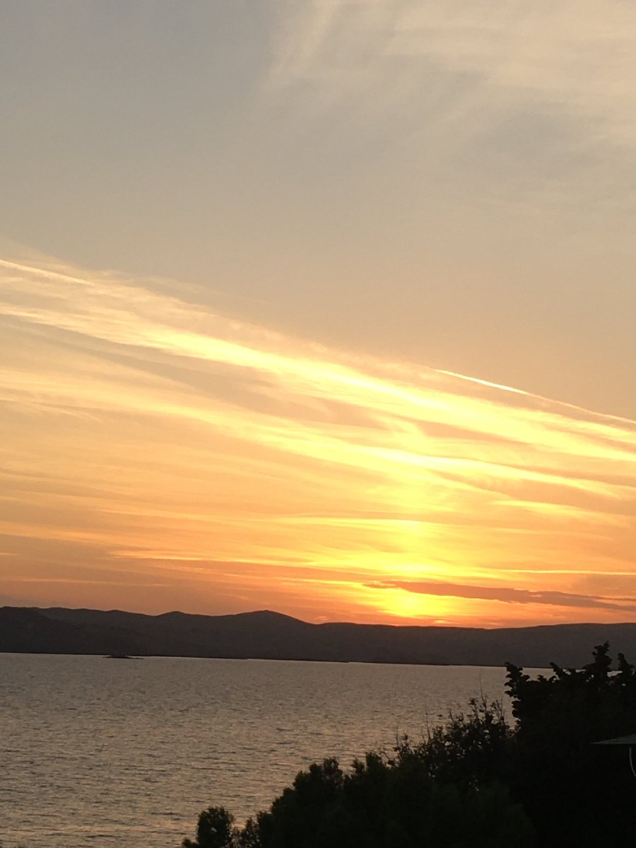 MachuraJerzy's tweet photo. "Życie nie jest koniecznością - podróżowanie tak..." ☀️⛵️❤️🌍
Zmierzch🌤️🌥️nad wyspą Pag - jeszcze wrześniowy a już jesienny 🤩😨
Widziany 🧐 z #Karlobag - u
Udanego sobotniego wieczoru 🍷😉
#travelphotography #Croatia #Pag #Adriatic #Albumpodrozy #NaturePhotography
📷(my) 🇭🇷 https://t.co/37DMYzEjv2