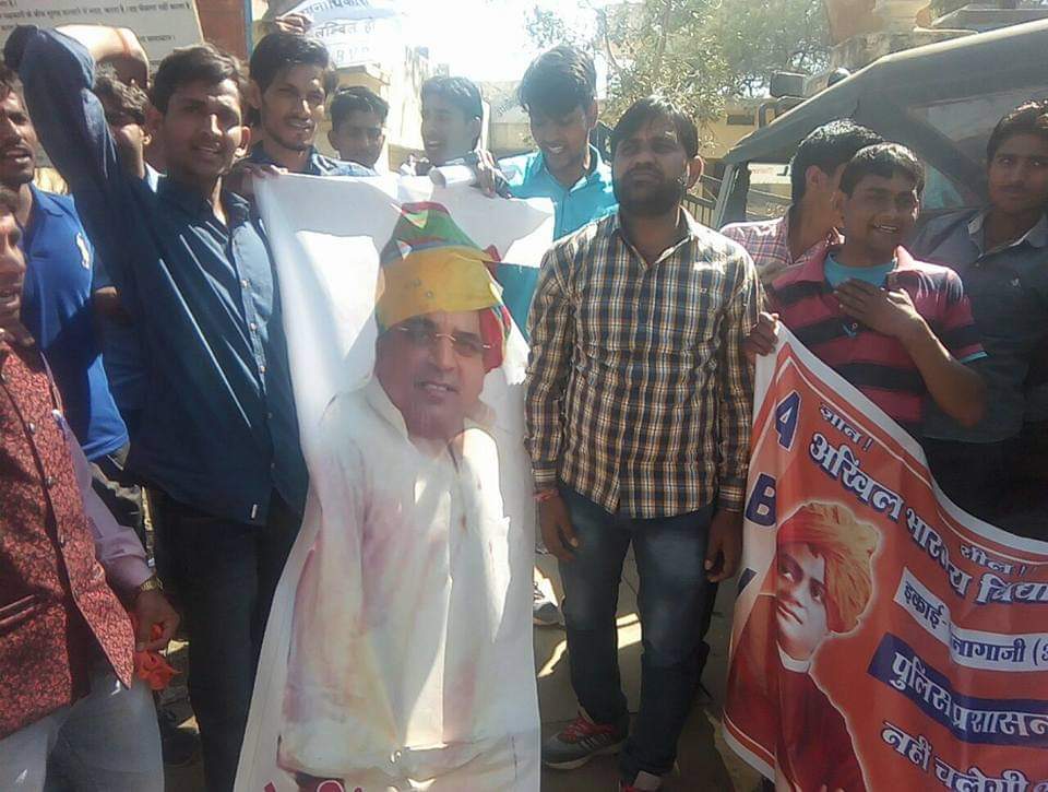 HGhangal's tweet photo. थानागाजी विधानसभा क्षेत्र में चुनाव से पहले एक बार फिर से उठे पूर्व मंत्री हेमसिहं के खिलाफ विरोध के शुर
बाहरी भगाओ
@BJP4India 
@JPNadda 
@narendramodi 
@AmitShah 
@AmitShahOffice 
@VasundharaBJP 
@chshekharbjp 
@cpjoshiBJP https://t.co/e14bUmGBzN