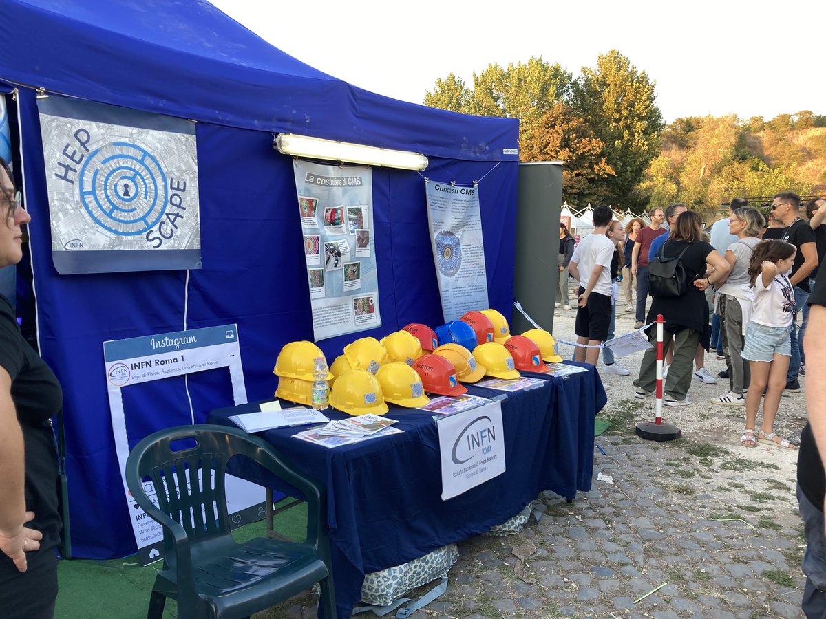 caccia_barbara's tweet image. Ma molti anche allo stand #Infn 🙋🏻‍♀️