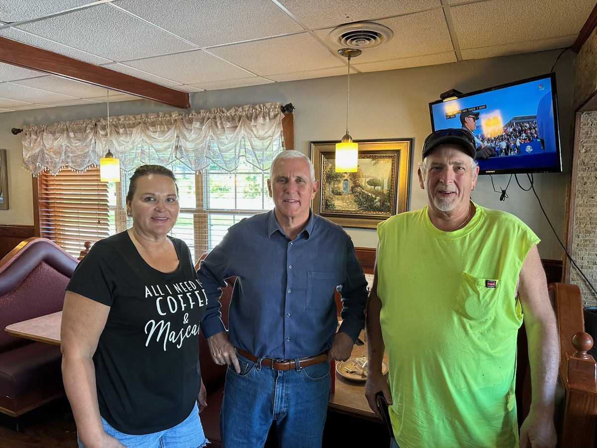 Mike_Pence's tweet photo. Great stopping by The Highway Restaurant in Albia, Iowa this morning! Nothing like good conversation and good coffee to get your Saturday started right!🇺🇸 https://t.co/byvOYo0syZ