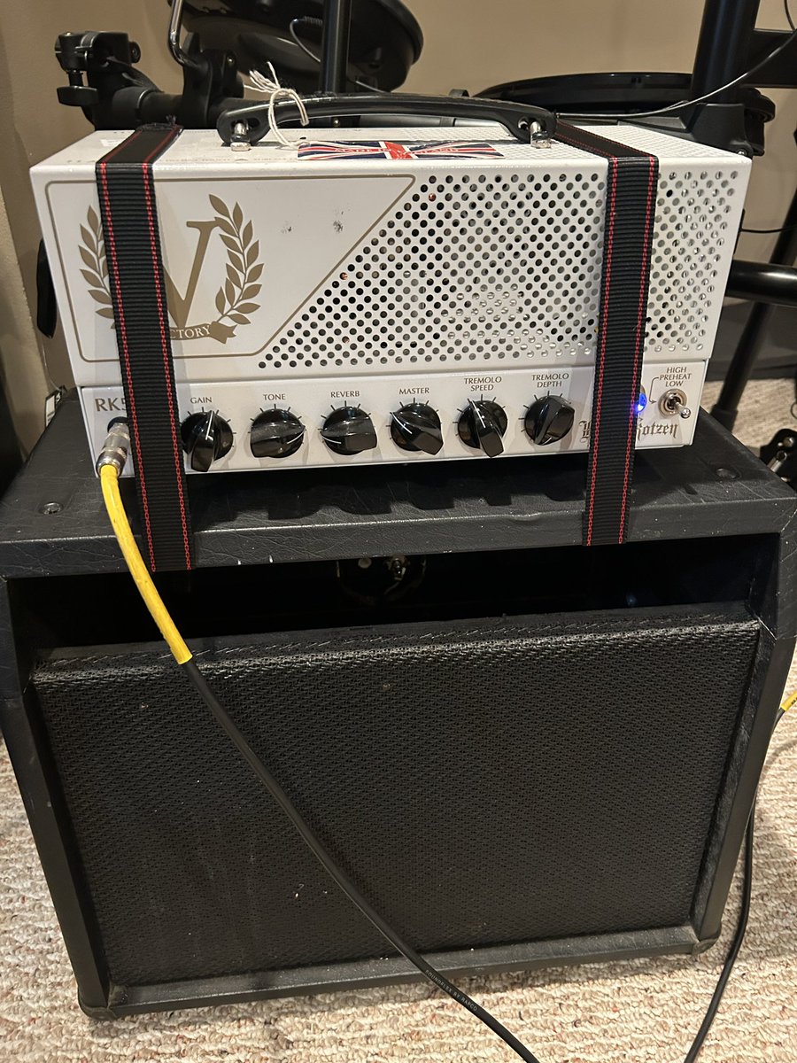 Rockazar1's tweet photo. DIY Homemade Combo 😅👍🏼 #homemade #guitaramp #comboamp #victory #mesaboogie https://t.co/RMBtSKsCbk