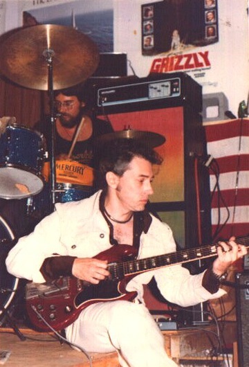 Autores tocando instrumentos para @Jasikedevicius Aline y Robert Crumb. Ismael, Jaime y Gilbert Hernandez. y Jim Steranko