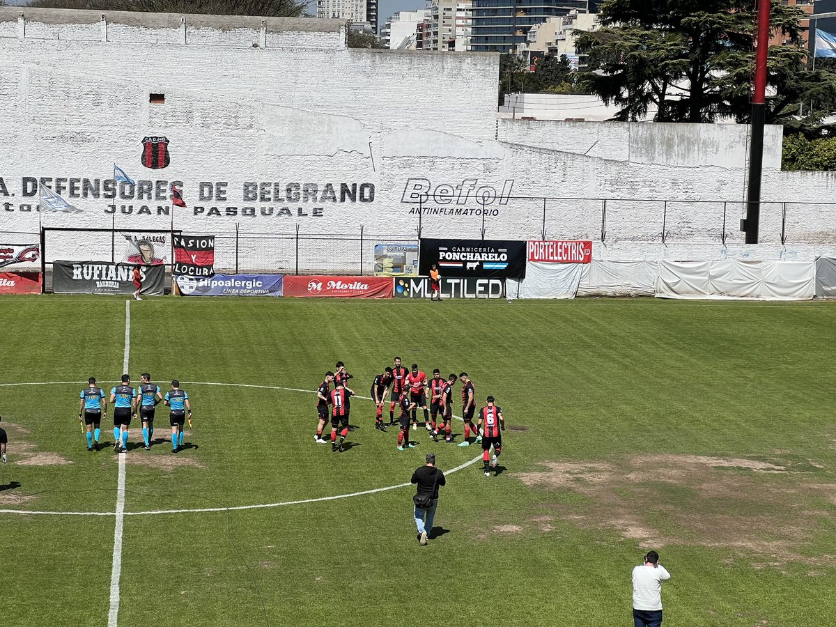 Defensores de Belgrano en cancha