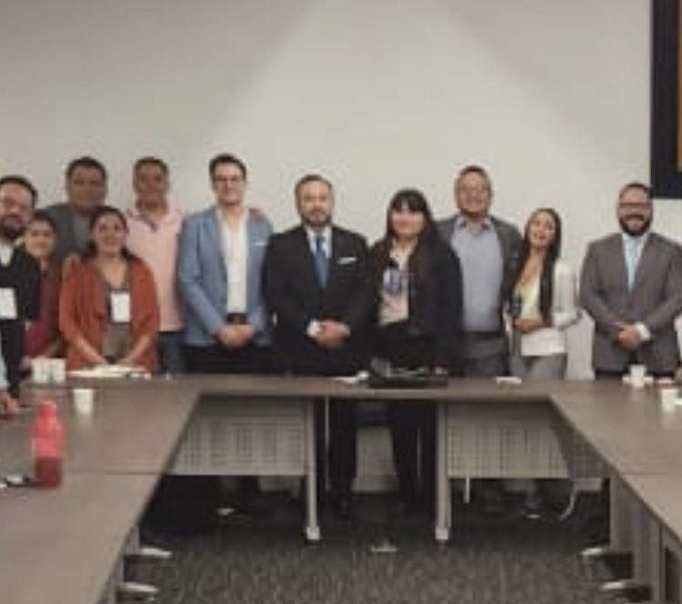 Oramas2022's tweet photo. Curso sobre Soluciones Estéticas en Odontología en la sala de Seminarios  Dr Ignacio Chávez de la UNAM
 acompañado por el Drs Aldo Urendez y Fernando Montiel 
Excelencia Académica https://t.co/MPW9EPgTbX