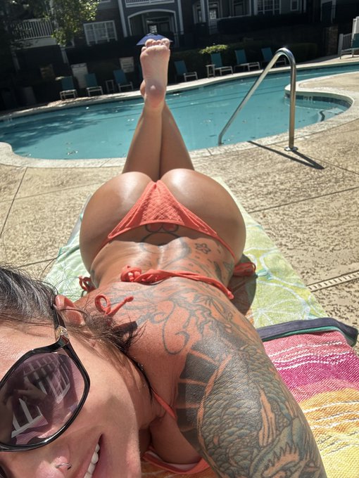 Gotta take advantage of the last pool days while I can 💦💦 https://t.co/AX1AXUlDLD