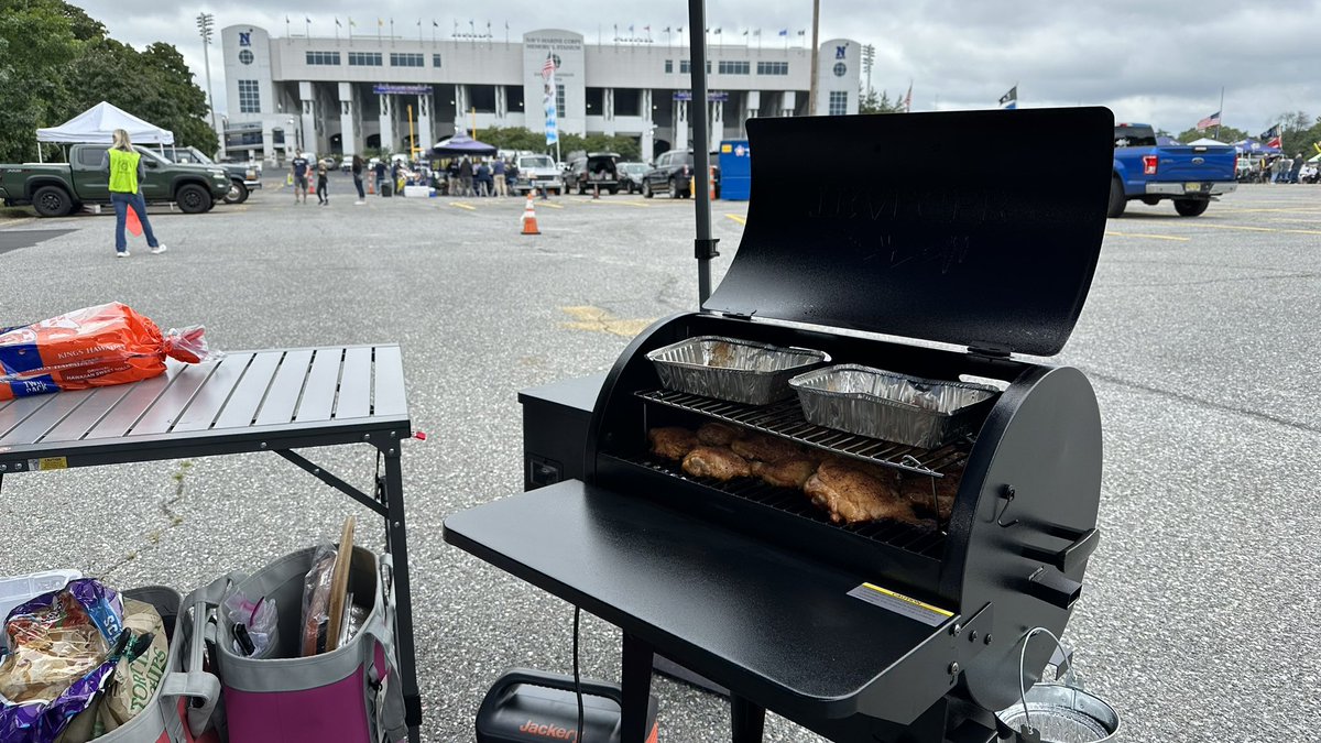 Jameslud's tweet photo. @TraegerGrills tailgating with my #traegertailgater at the #USNA #MIDSHIPMAN VS #USF #BULLS! https://t.co/UZIpMGJi8K