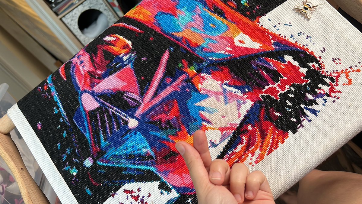 J’ai enfin remonter mon métier à broder et je vais enfin pouvoir reprendre ma grande toile 🤩❤️ #embroidery #crosstitch #darkvador