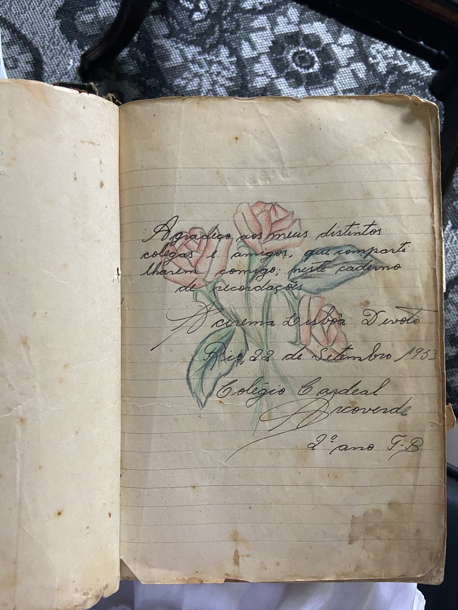 cielodestrelas's tweet photo. em 1953, minha avó possuía um caderno especial, onde suas amigas da escola, que a adoravam, registravam poemas e dedicatórias. pra que sempre se lembrasse delas. minha avó lia estes poemas para mim, e foi ali que me apaixonei pelo poder do amor na escrita. https://t.co/d2133FNQyv