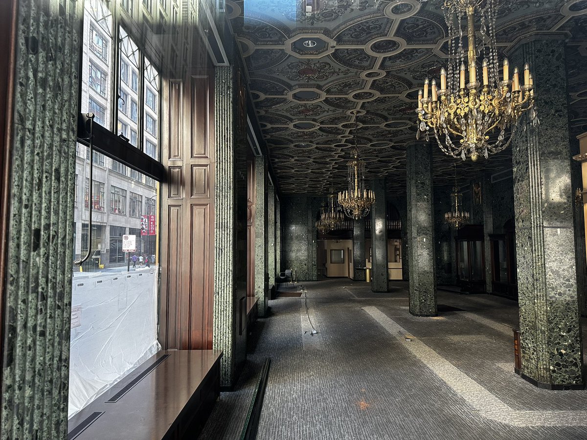 The Kay Jewelers on State Street is closed and there has never been a retail space begging to be redone as a cocktail bar or high end restaurant quite like this one