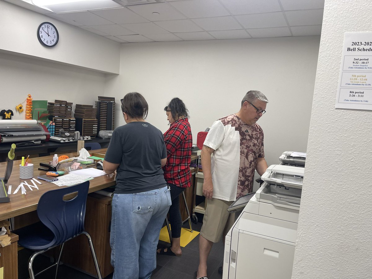 Our dedicated intersession teachers putting in the time early on Saturday morning to be ready for our Novilleros. @jortiz_P_ @mmaldonado112 @TheParkMS