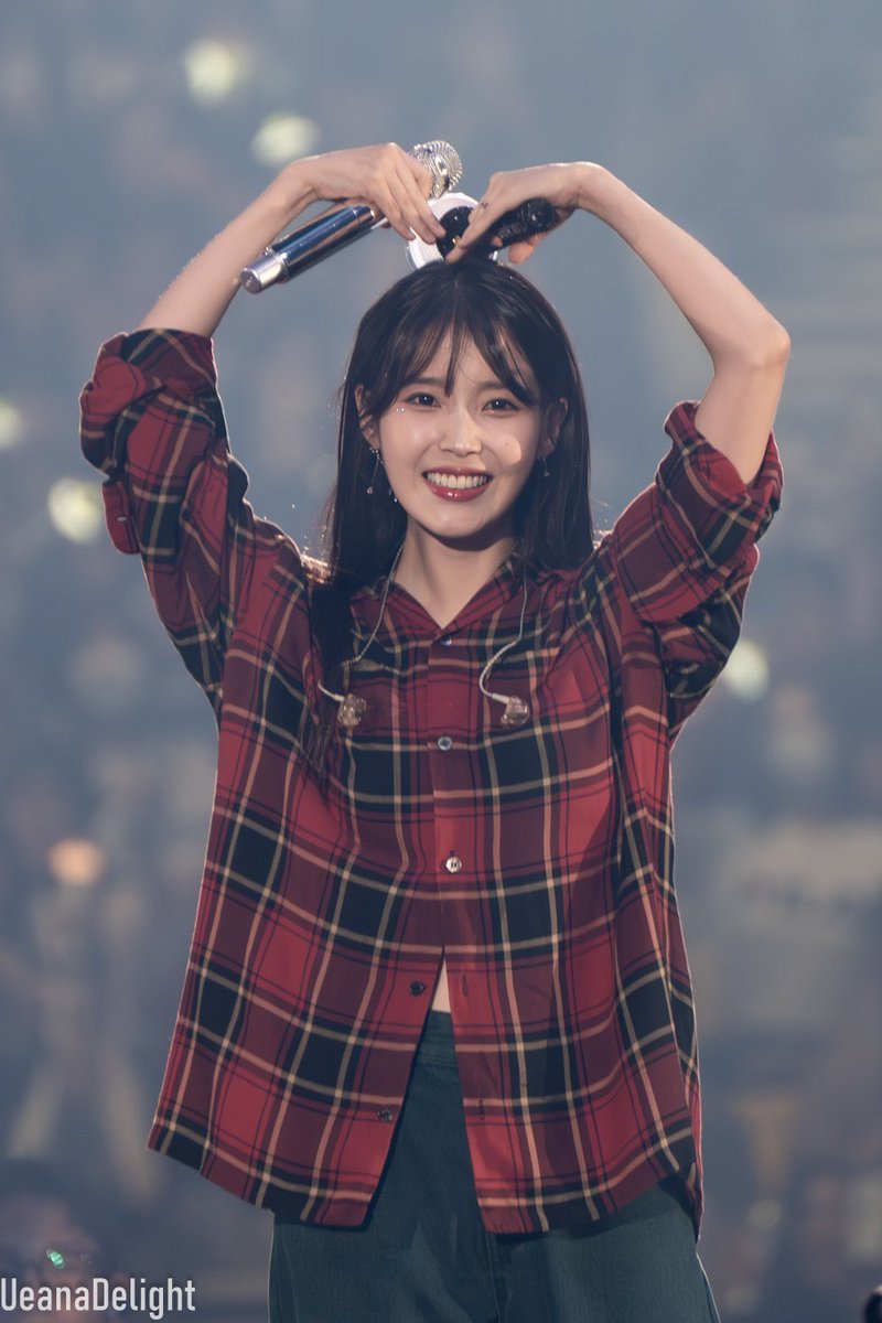 IU_247Bluelamu's tweet photo. ถามว่าพี่ลี่เค้ารักเสื้อสก็อตแดงมากแค่ไหน ก็ดูเอาแล้วกัน…ใส่หมดไม่สนงานไหน😍😍 https://t.co/OZDBKKunew